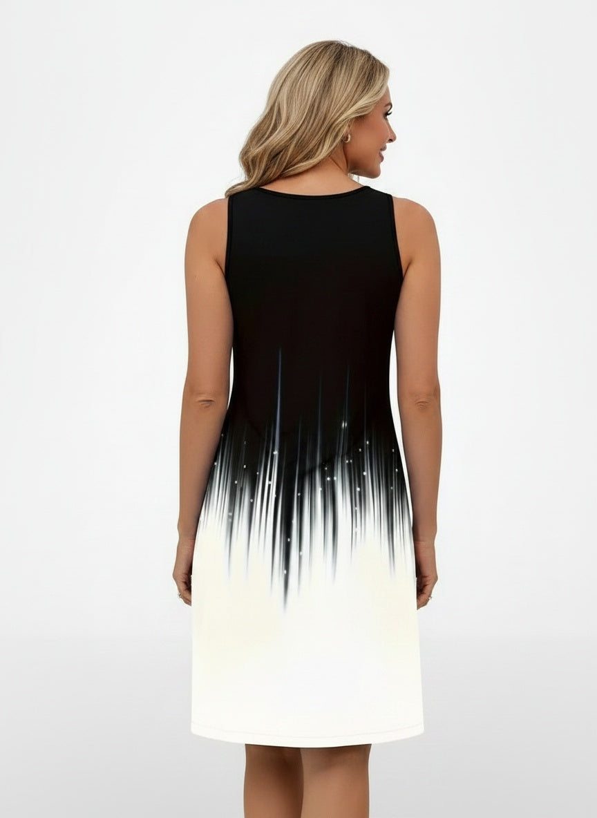 Back pose of the model wearing Robe mini légère sans manches femme