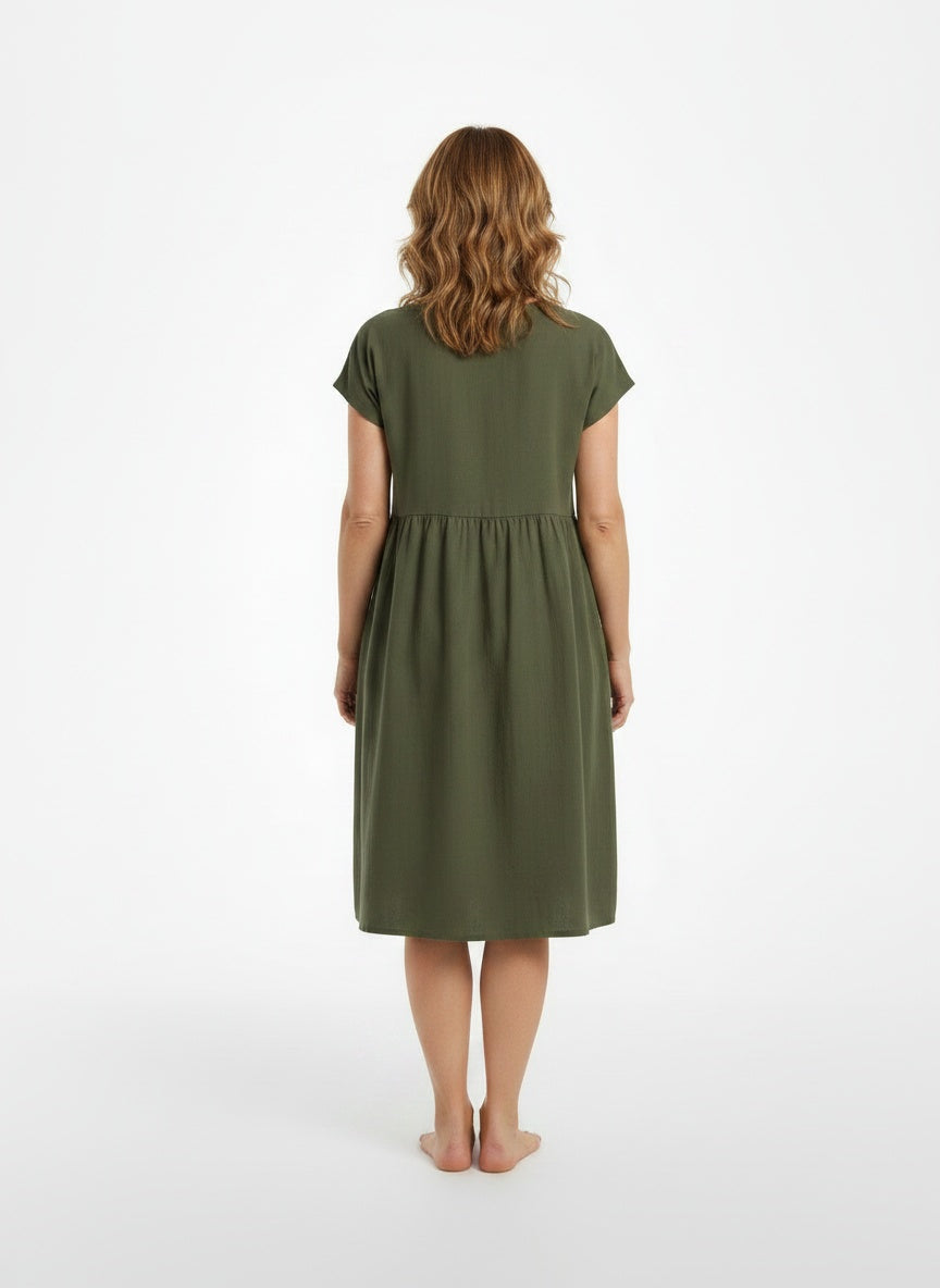 Back pose of the model wearing Robe d'été midi élégante à manches courtes femme