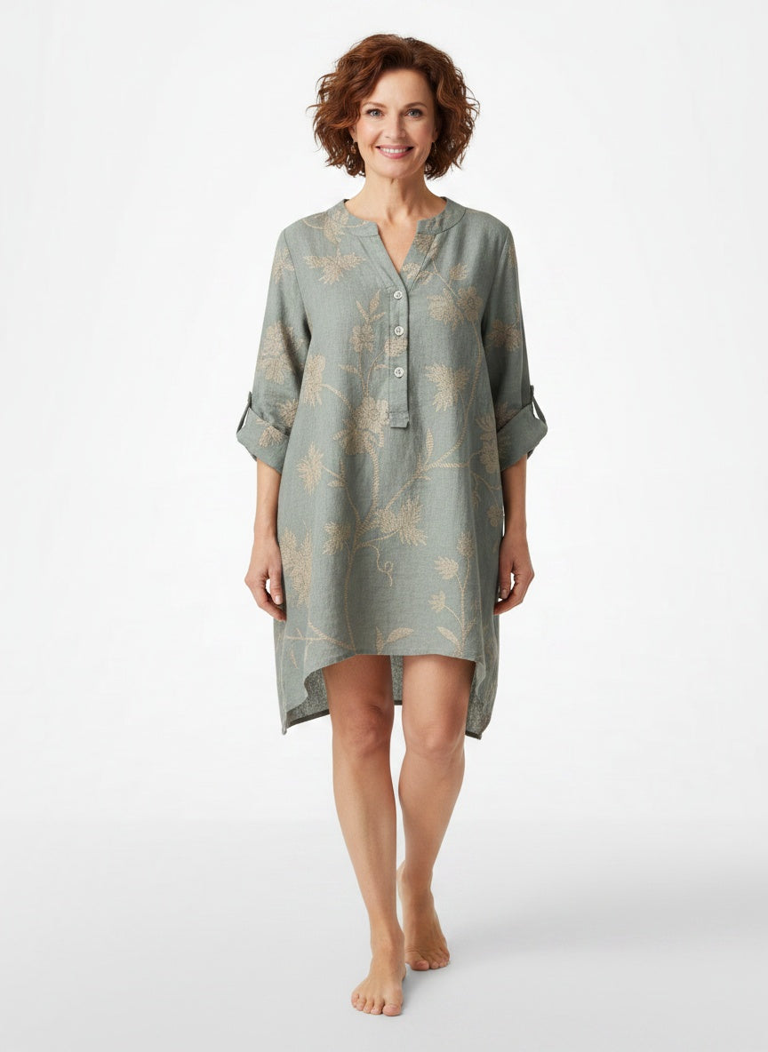 Full body view of the model wearing Blouse à imprimé floral et demi-patte boutonnée à manches longues femme