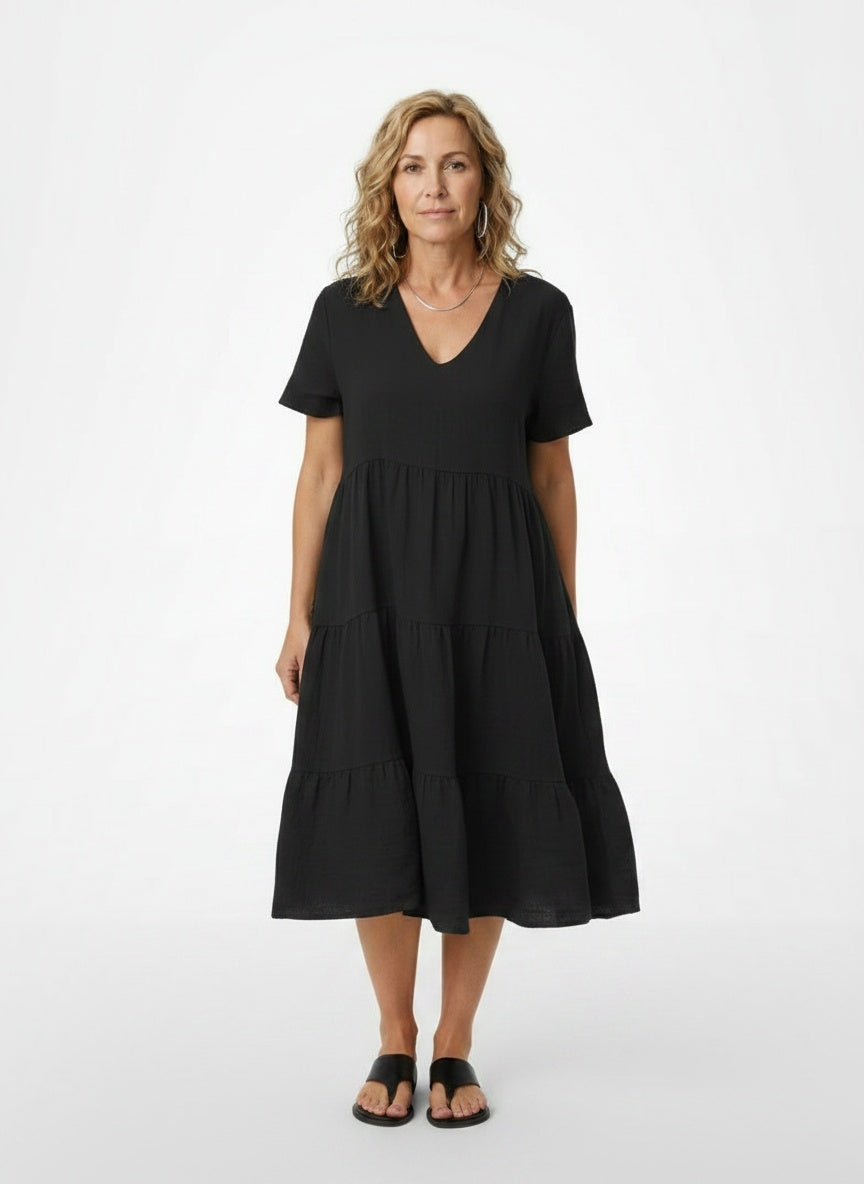 Full body view of the model wearing Robe midi à jupe évasée et col en V femme