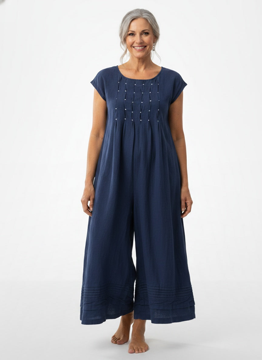 Full body view of the model wearing Combinaison ample femme