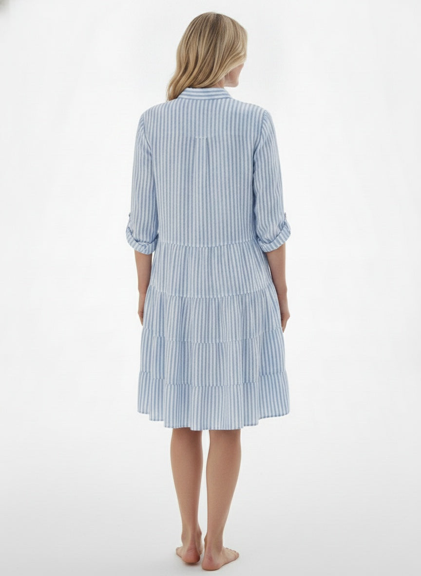 Back pose of the model wearing Robe d'été midi rayée à manches trois-quarts femme