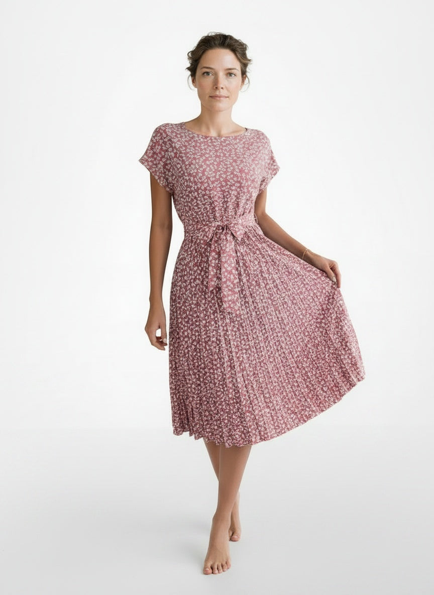 Full body view of the model wearing Robe midi plissée à manches courtes avec ceinture à nouer femme