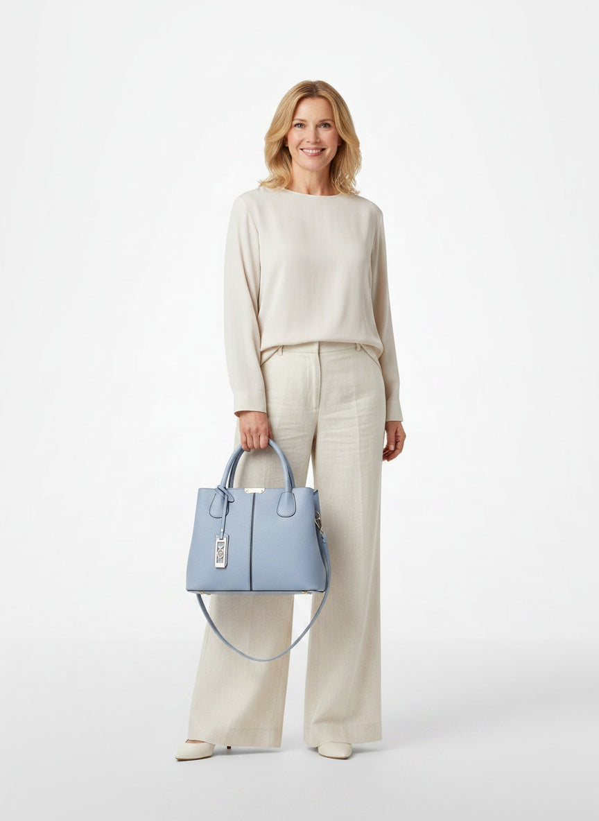 Full body view of the model wearing Sac à main structuré en cuir avec bandoulière femme