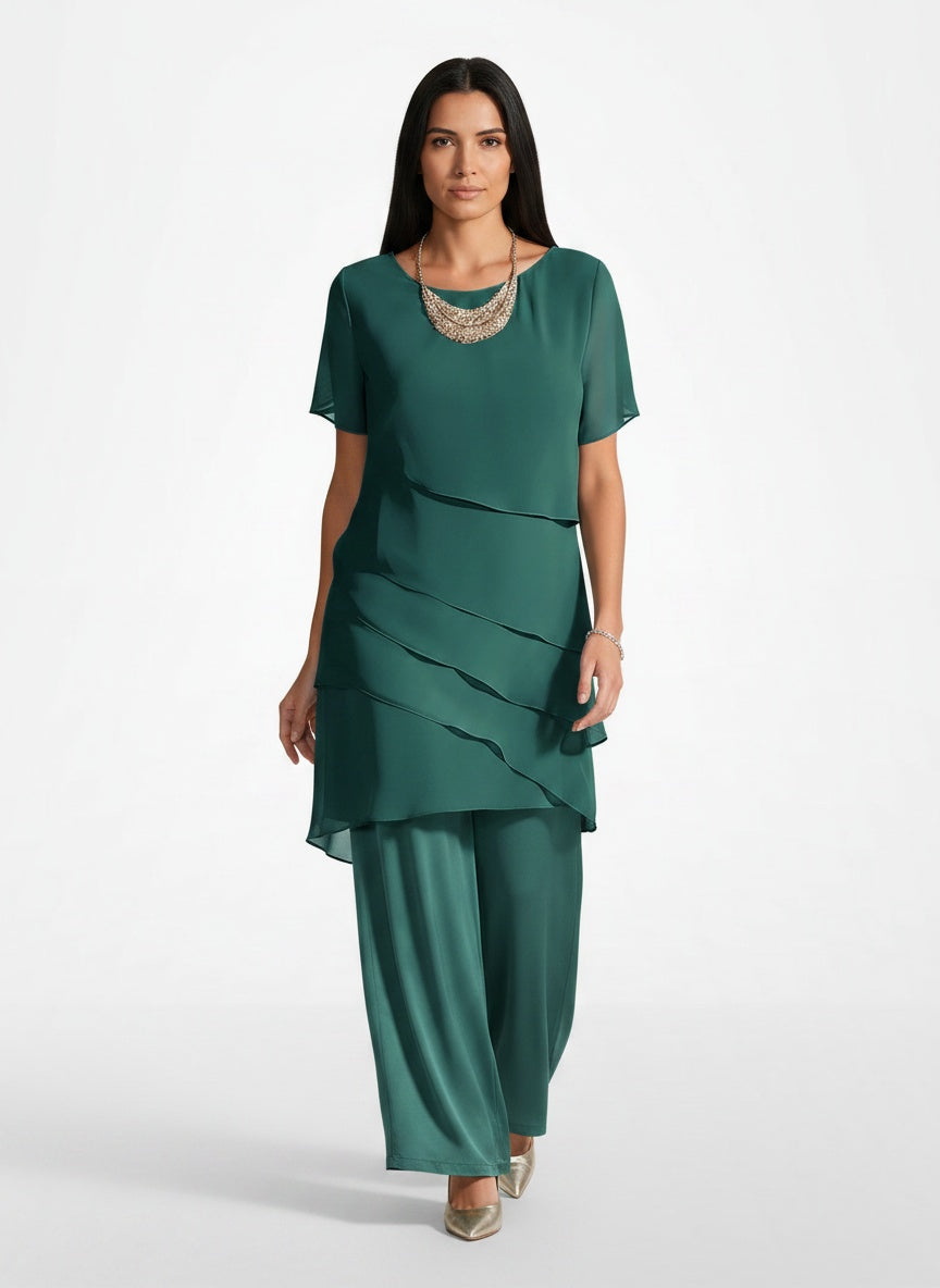 Full body view of the model wearing Robe midi en chiffon à volants femme