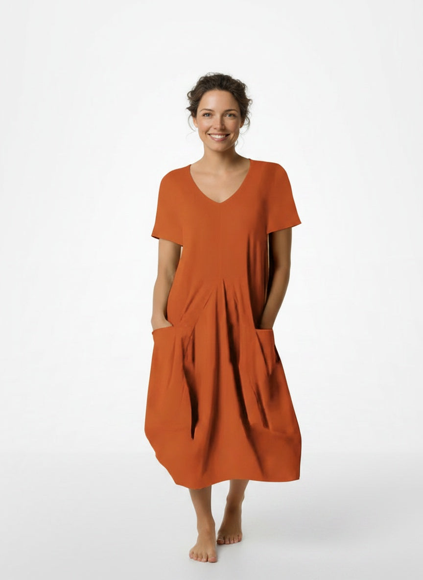Full body view of the model wearing Robe d'été midi légère à coupe ample et col rond femme