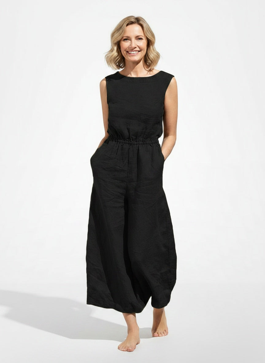 Full body view of the model wearing Combinaison sans manches à jambes larges femme