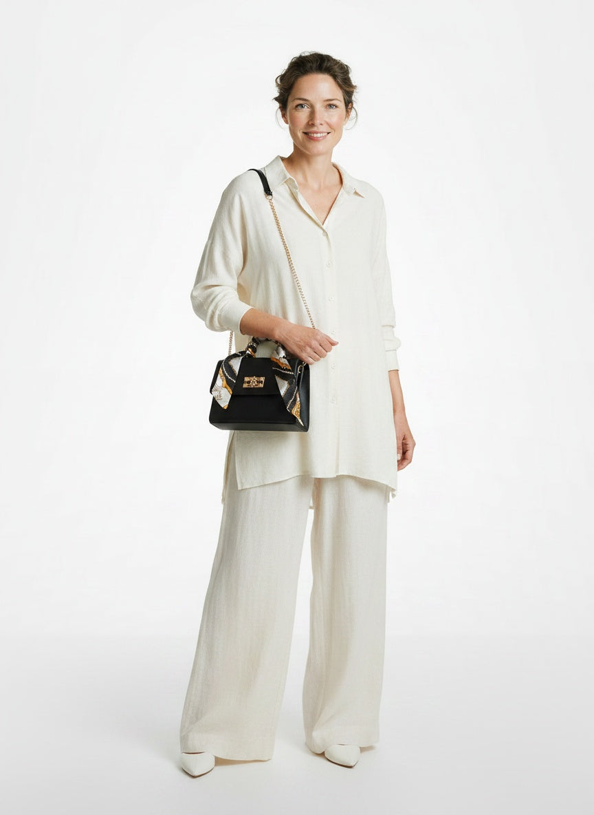 Full body view of the model wearing Sac à main femme