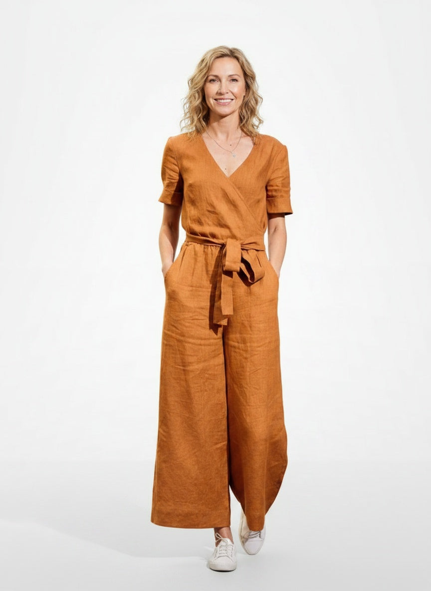 Full body view of the model wearing Combinaison avec ceinture et manches courtes femme