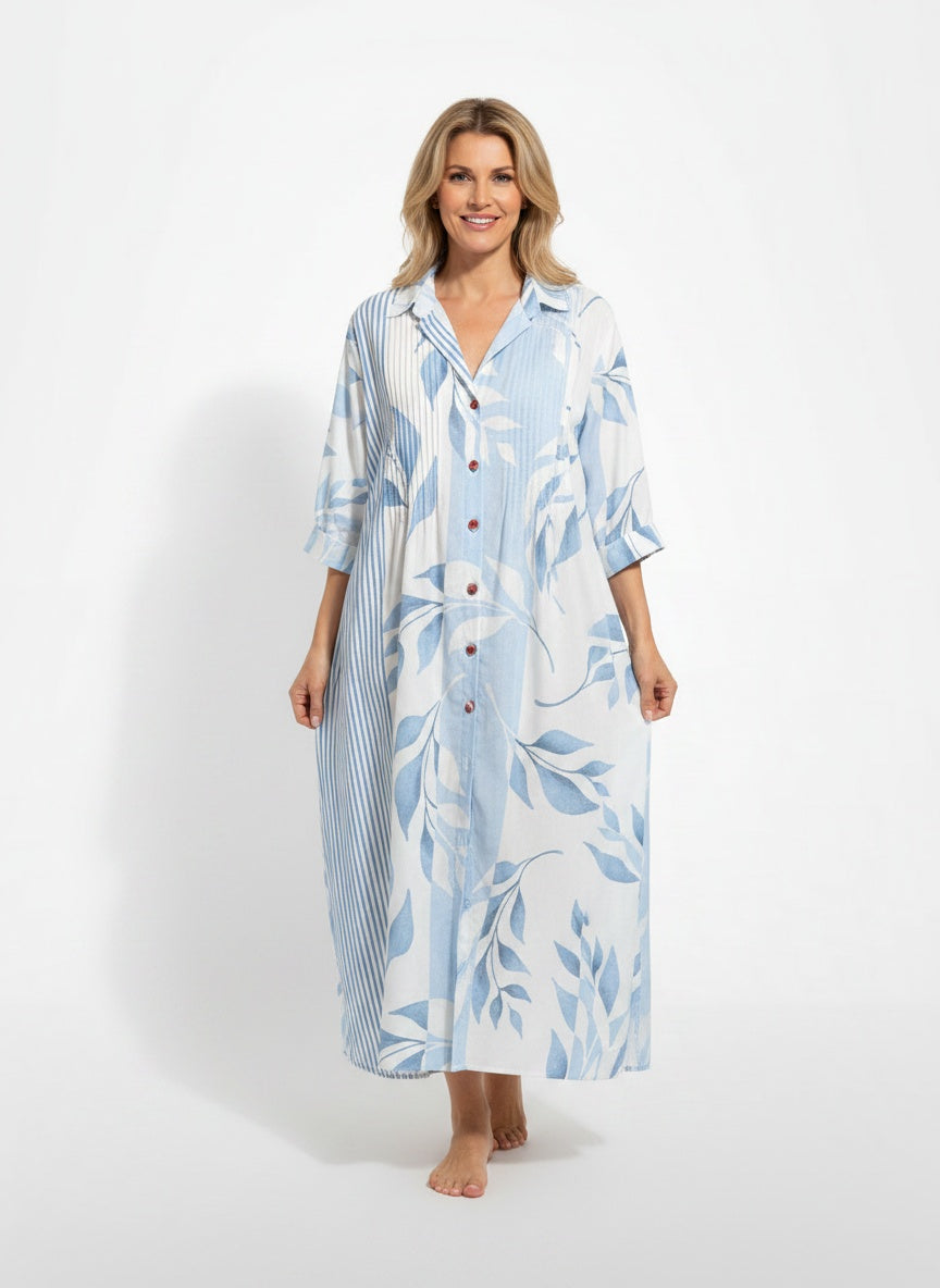 Full body view of the model wearing Robe maxi bohème à col en V femme