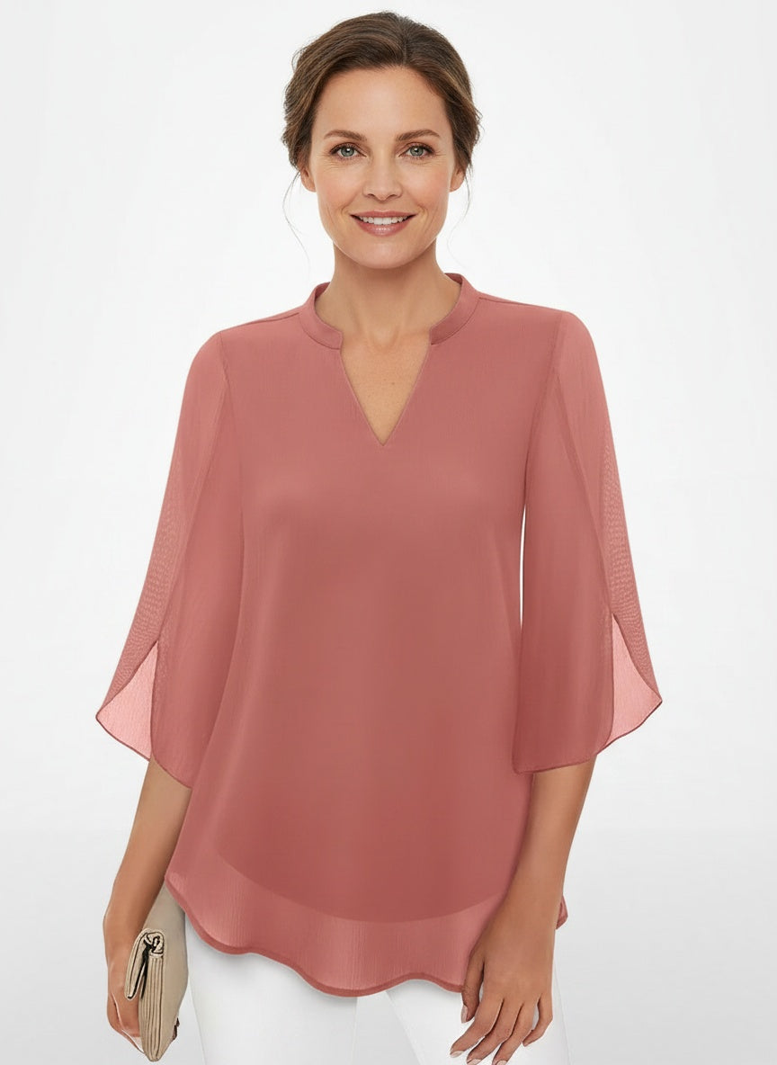 Full body view of the model wearing Blouse élégante à coupe confortable femme