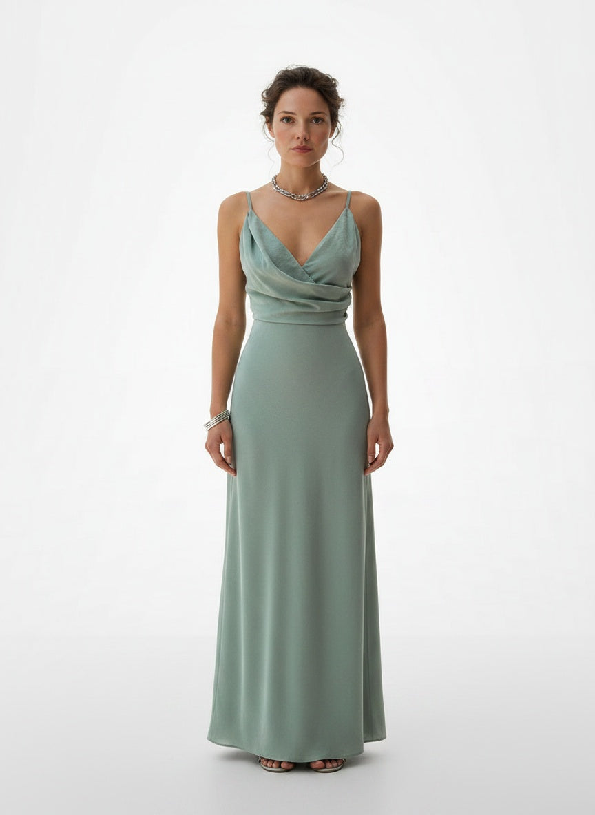 Full body view of the model wearing Robe d'été maxi portefeuille à fines bretelles femme
