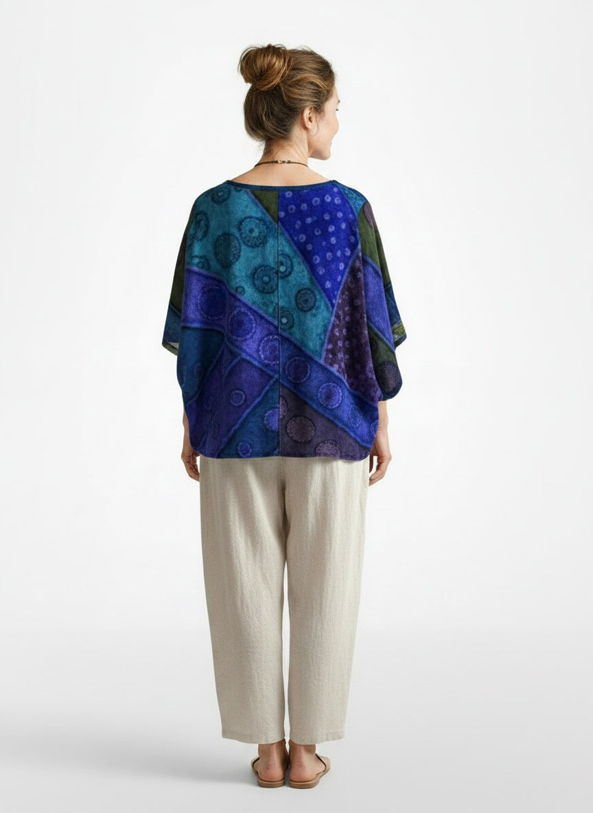 Back pose of the model wearing T-shirt imprimé femme