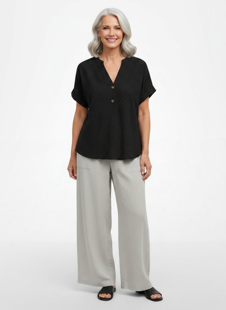 Full body view of the model wearing Blouse décontractée à manches courtes et col en V femme