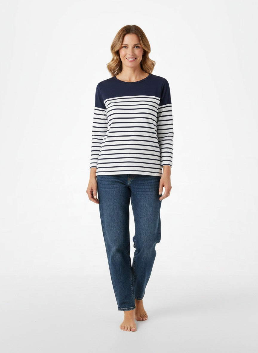 Full body view of the model wearing T-shirt rayé femme