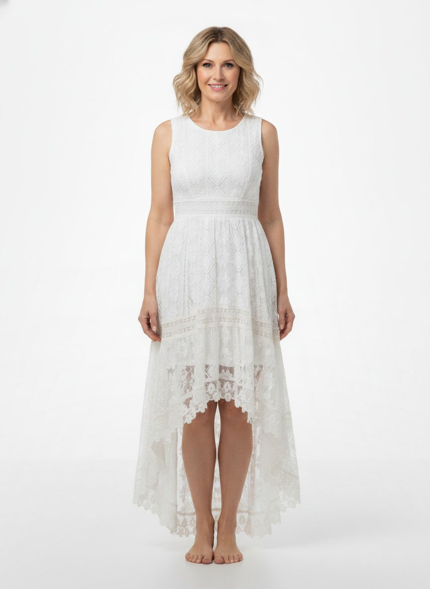 Full body view of the model wearing Robe maxi bohème en dentelle femme