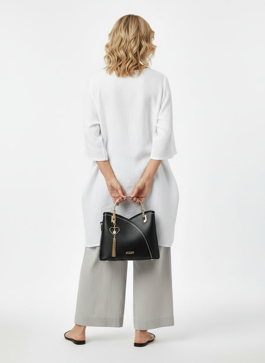 Back pose of the model wearing Sac à main et sac à bandoulière femme