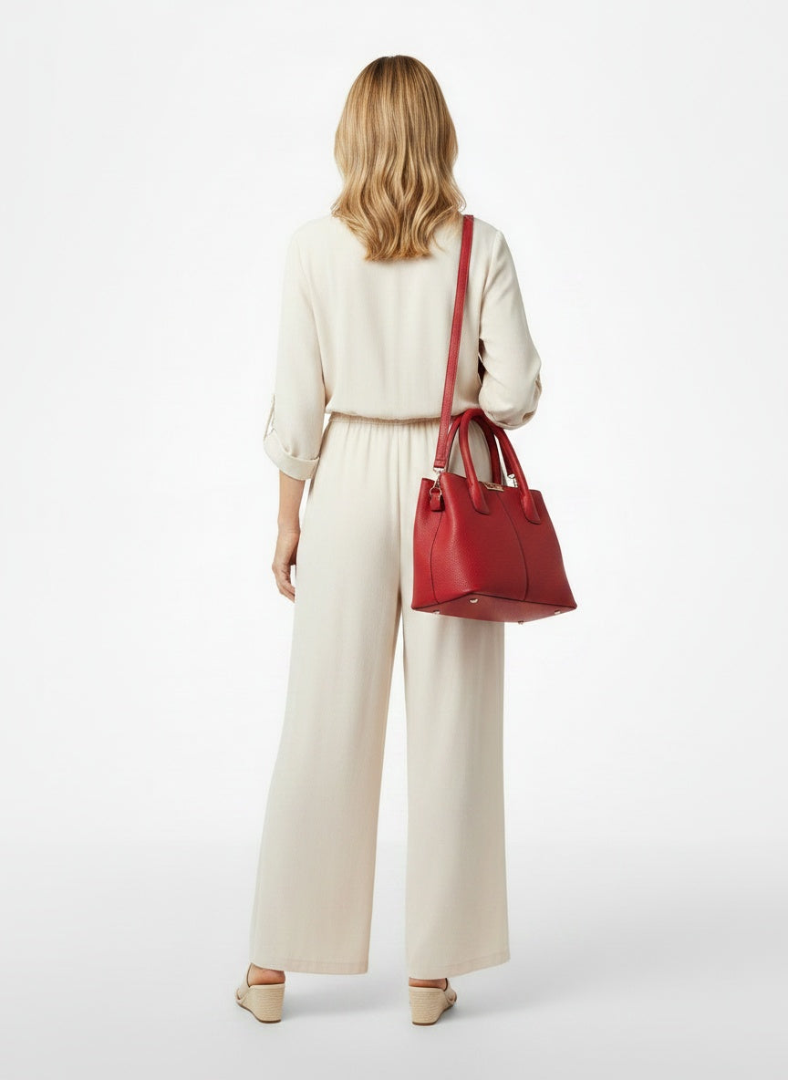 Back pose of the model wearing Sac à main structuré en cuir avec bandoulière femme