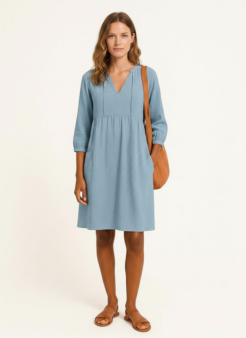 Full body view of the model wearing Robe chemise midi à coupe ample femme