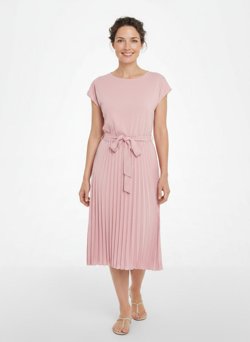 Full body view of the model wearing Robe midi plissée à manches courtes femme