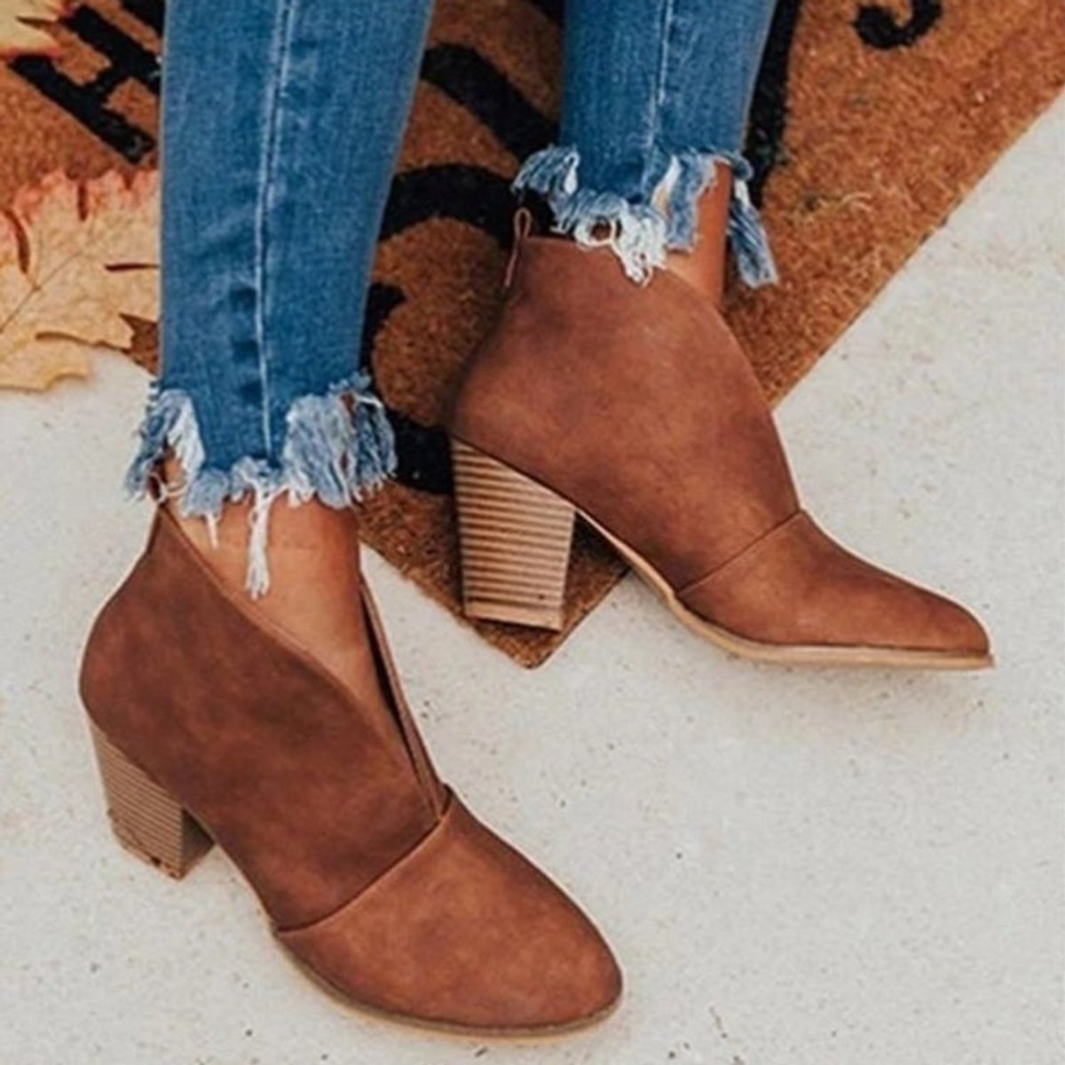 Bottines femme à décolleté en V talon bloc et bout pointu 1