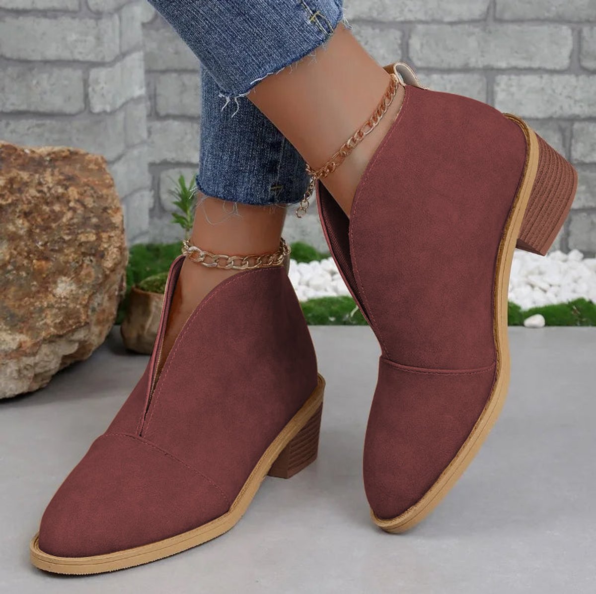 Bottines femme à décolleté en V talon bloc et bout pointu 3