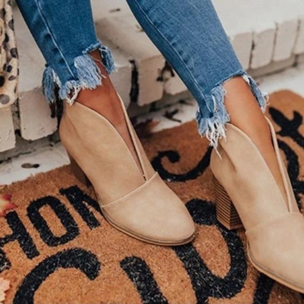 Bottines femme à décolleté en V talon bloc et bout pointu 4