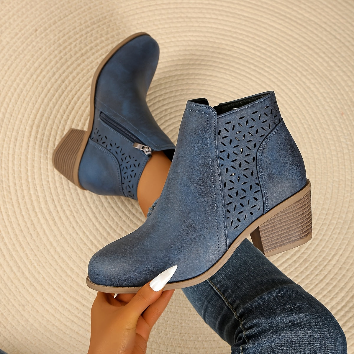 Bottines femme ajourées à talon bloc et découpes florales 1