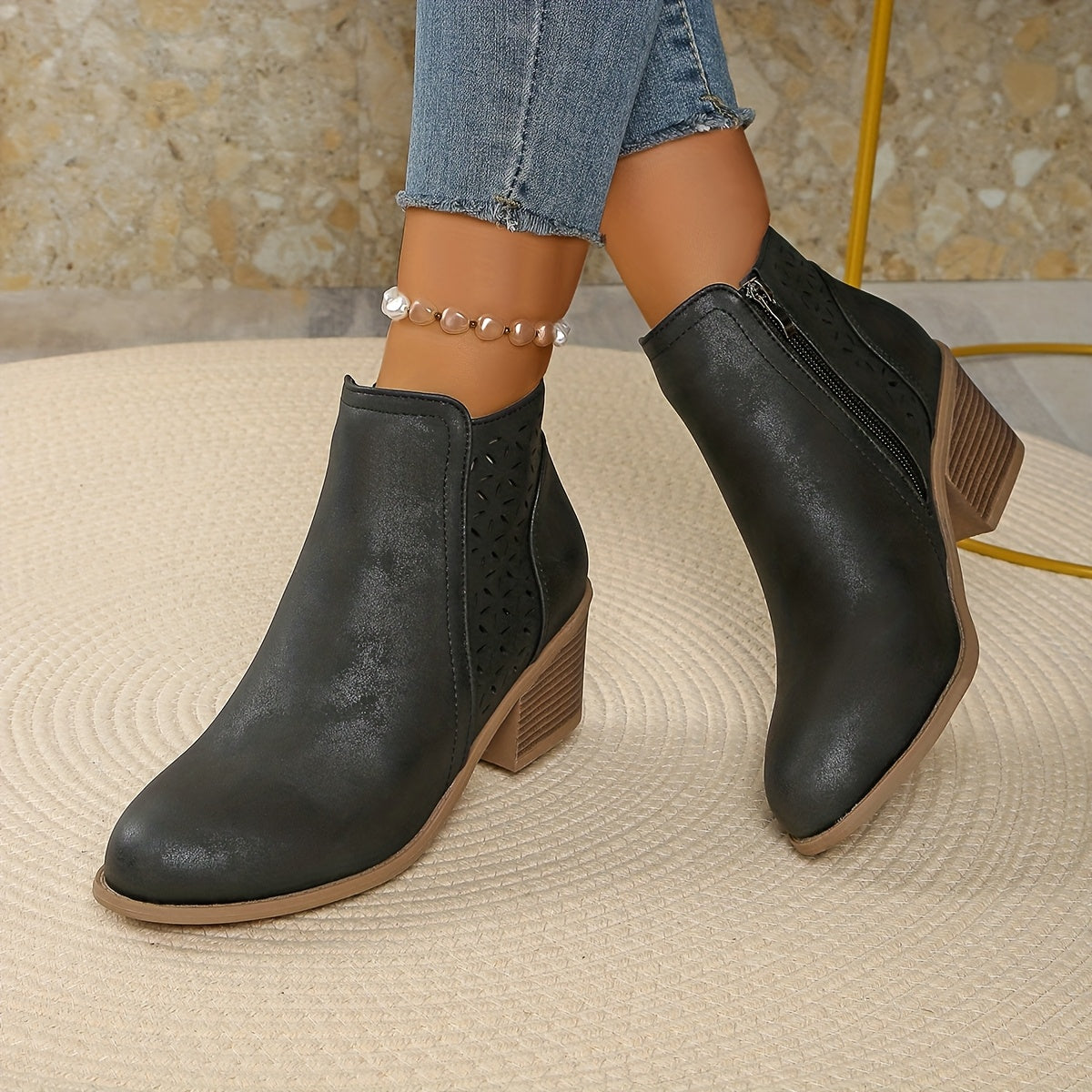 Bottines femme ajourées à talon bloc et découpes florales 6