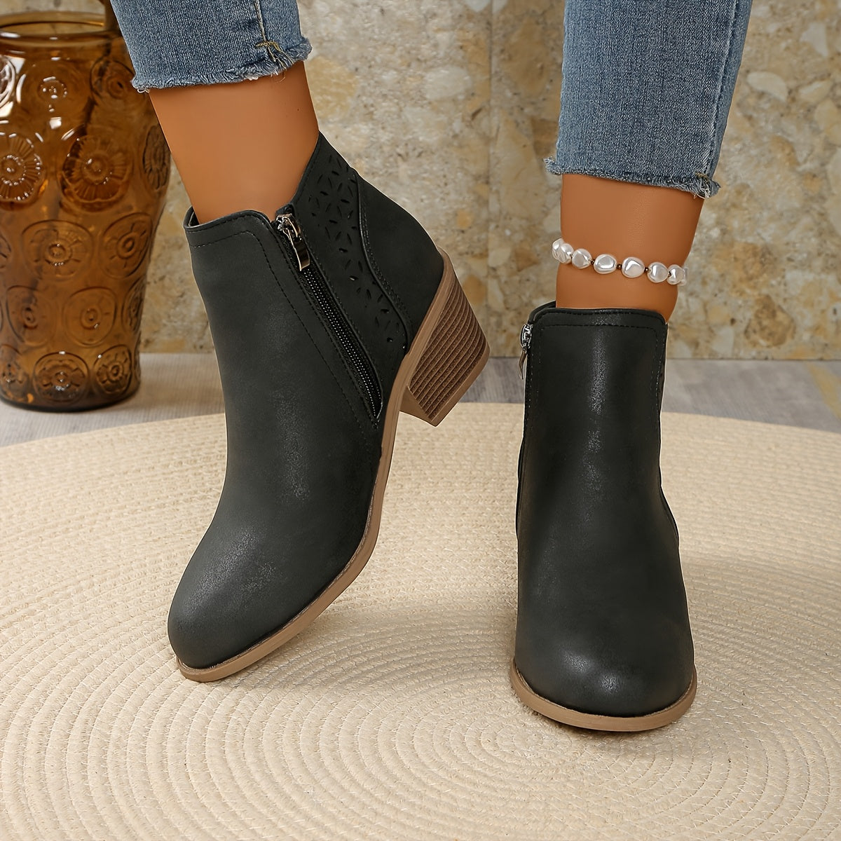Bottines femme ajourées à talon bloc et découpes florales 7