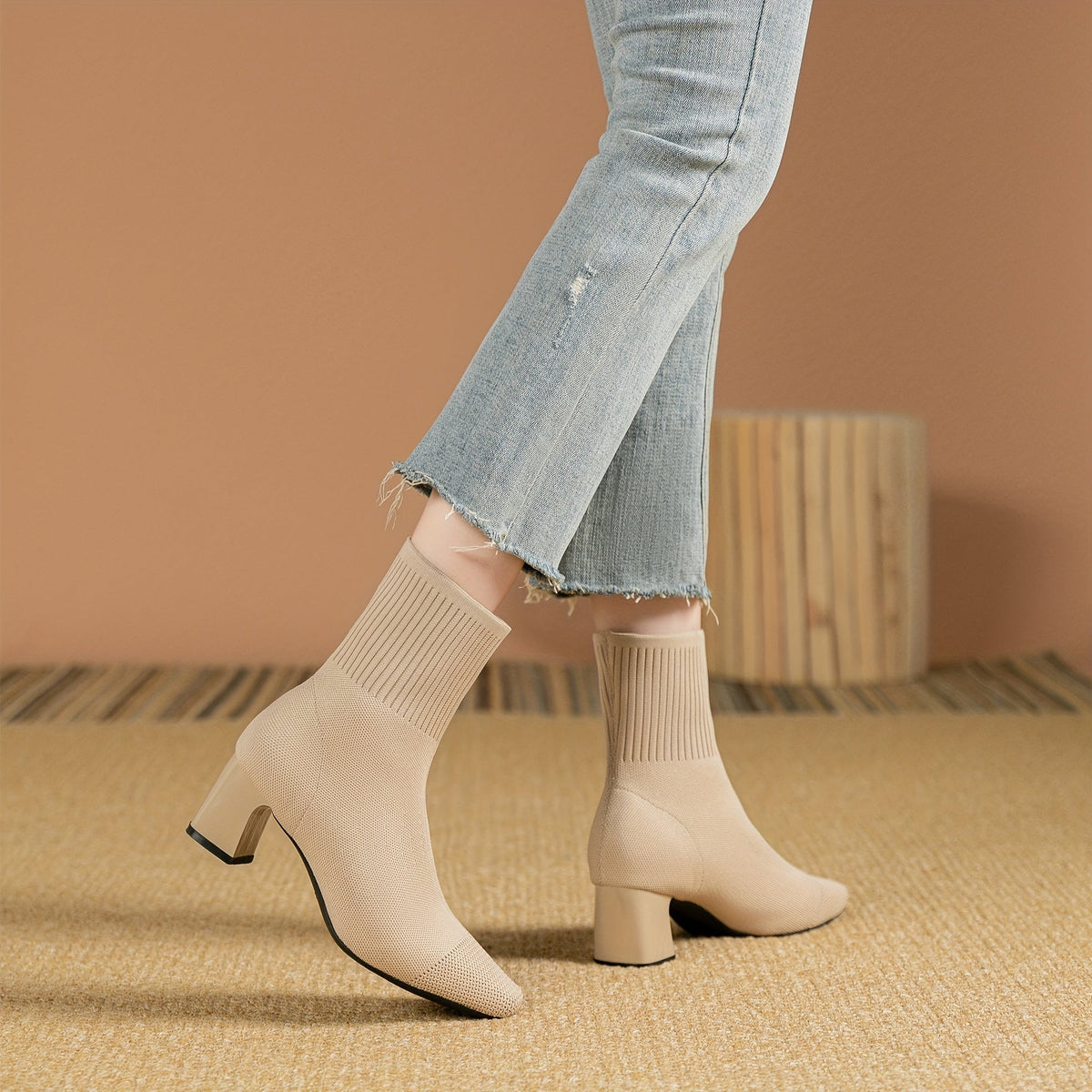 Bottines femme chaussettes en maille à talon bloc et bout carré 12