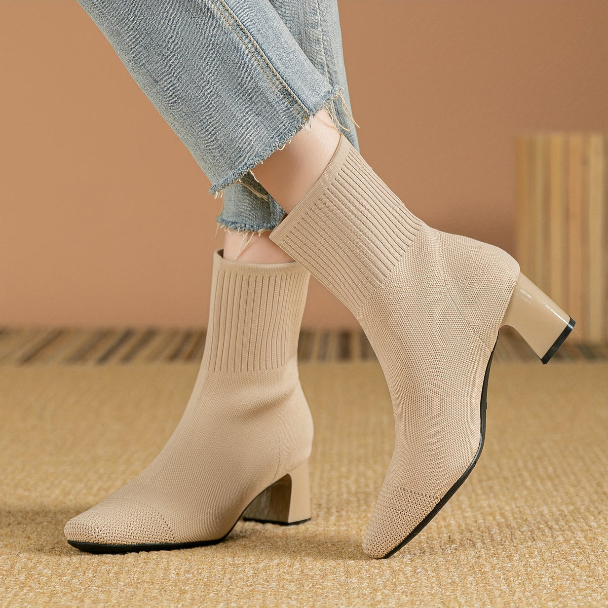 Bottines femme chaussettes en maille à talon bloc et bout carré 13