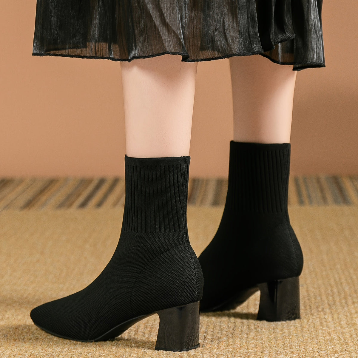 Bottines femme chaussettes en maille à talon bloc et bout carré 4