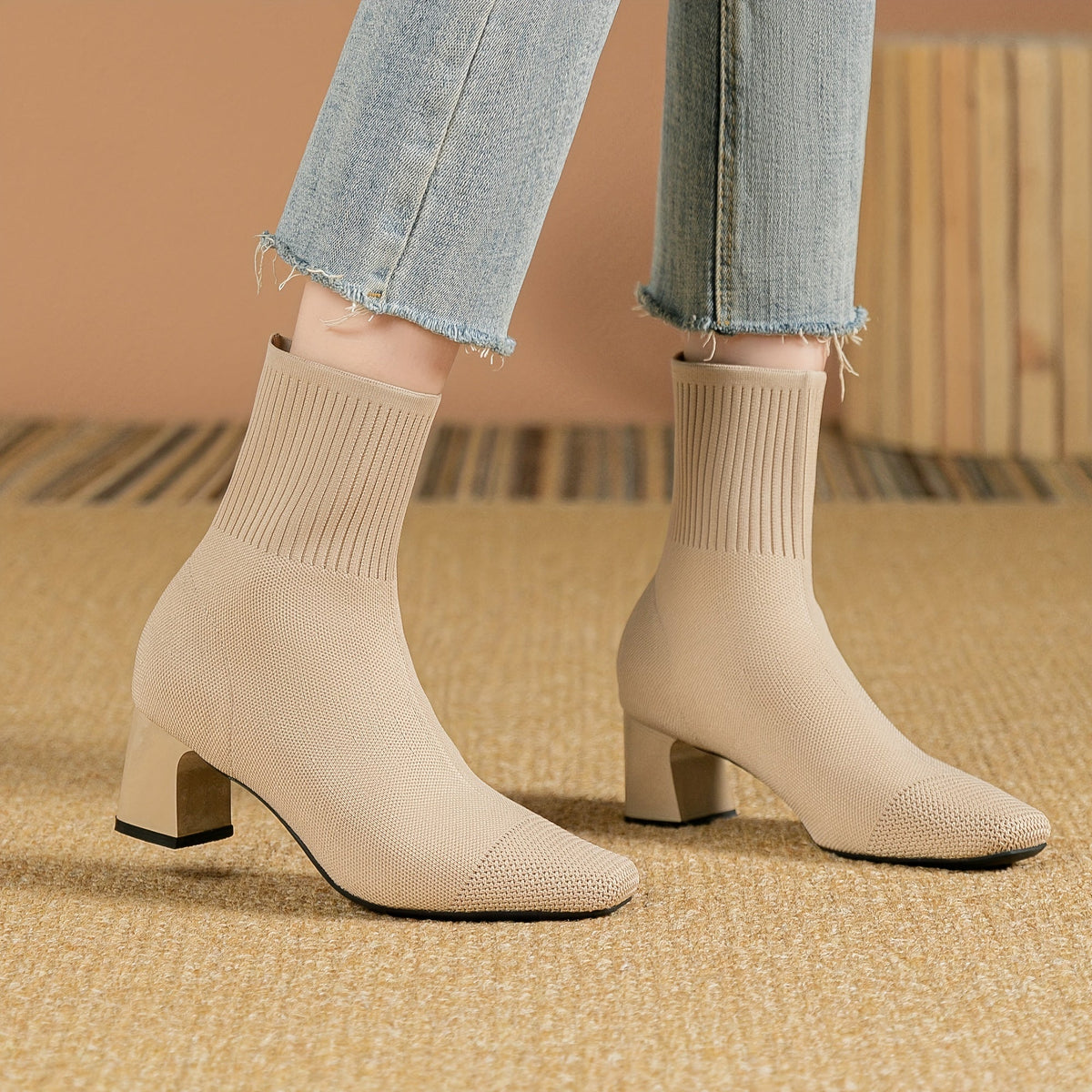 Bottines femme chaussettes en maille à talon bloc et bout carré 5
