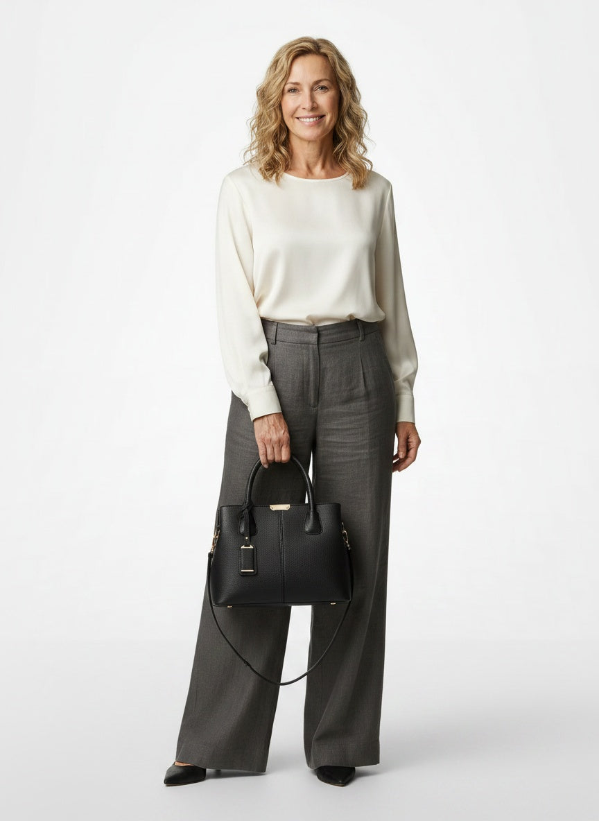 Full body view of the model wearing Sac à main structuré en cuir avec bandoulière femme