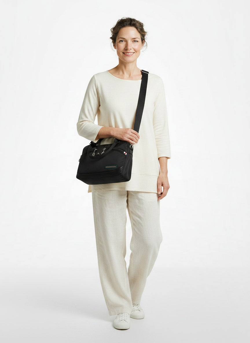 Full body view of the model wearing Sac à main antivol élégant femme