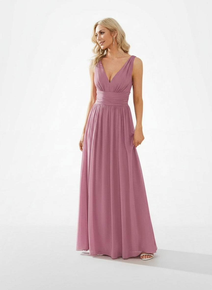 Full body view of the model wearing Robe maxi sans manches à col en V femme