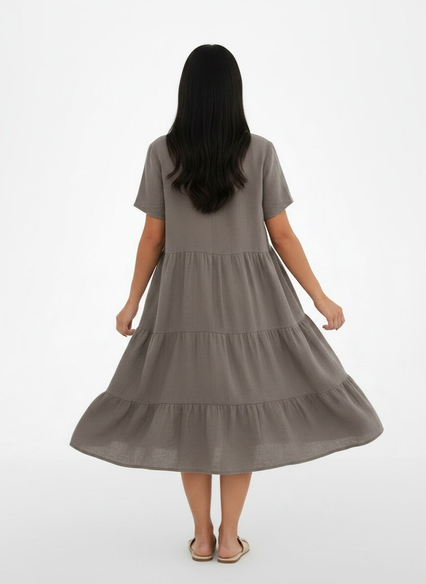 Back pose of the model wearing Robe midi à jupe évasée et col en V femme