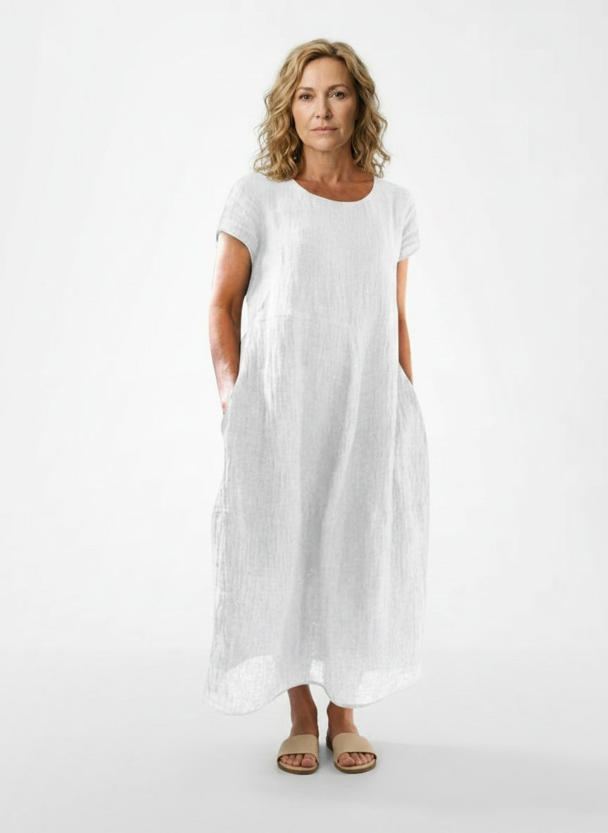 Full body view of the model wearing Robe midi à manches courtes femme