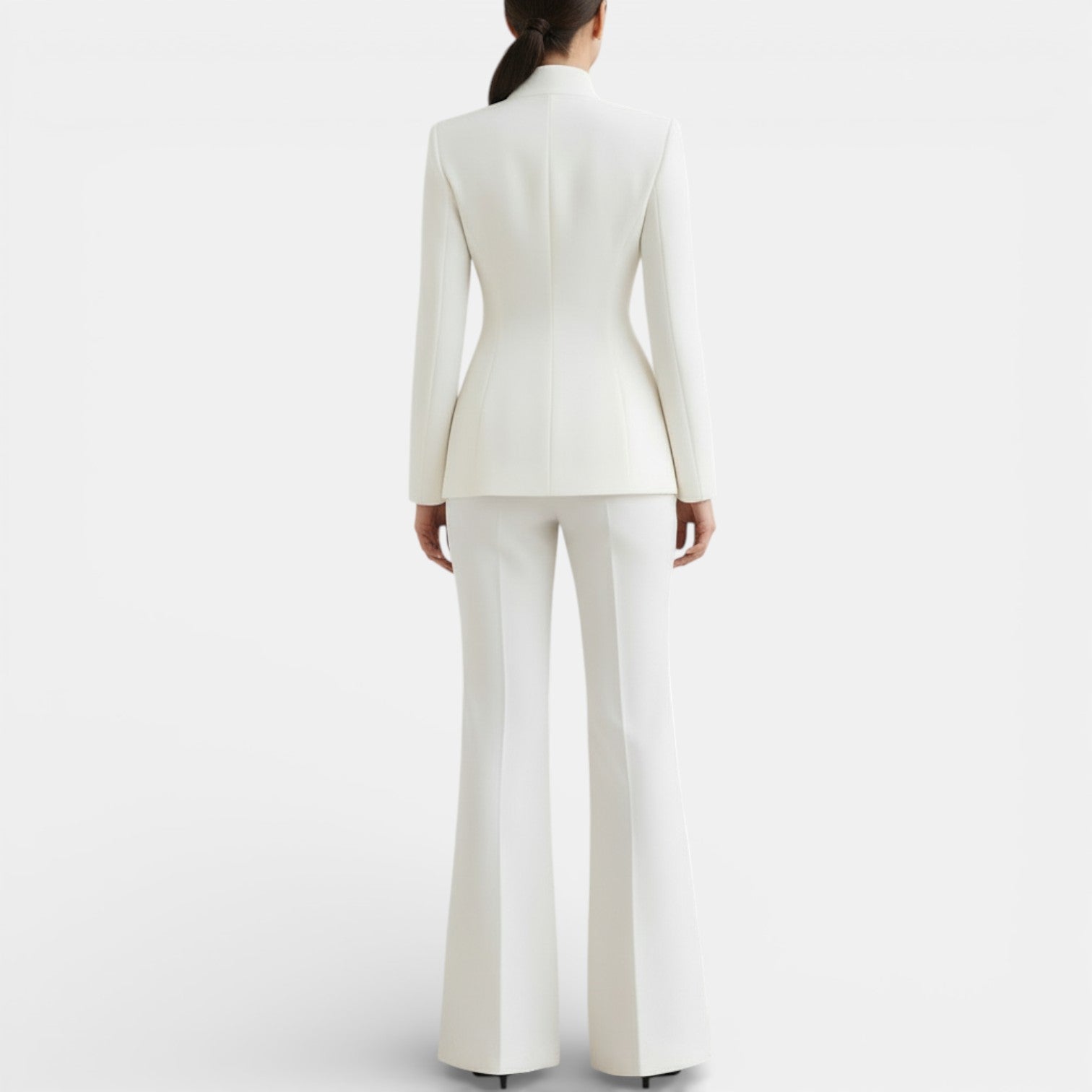 Ensemble tailleur femme veste cintrée et pantalon élégant