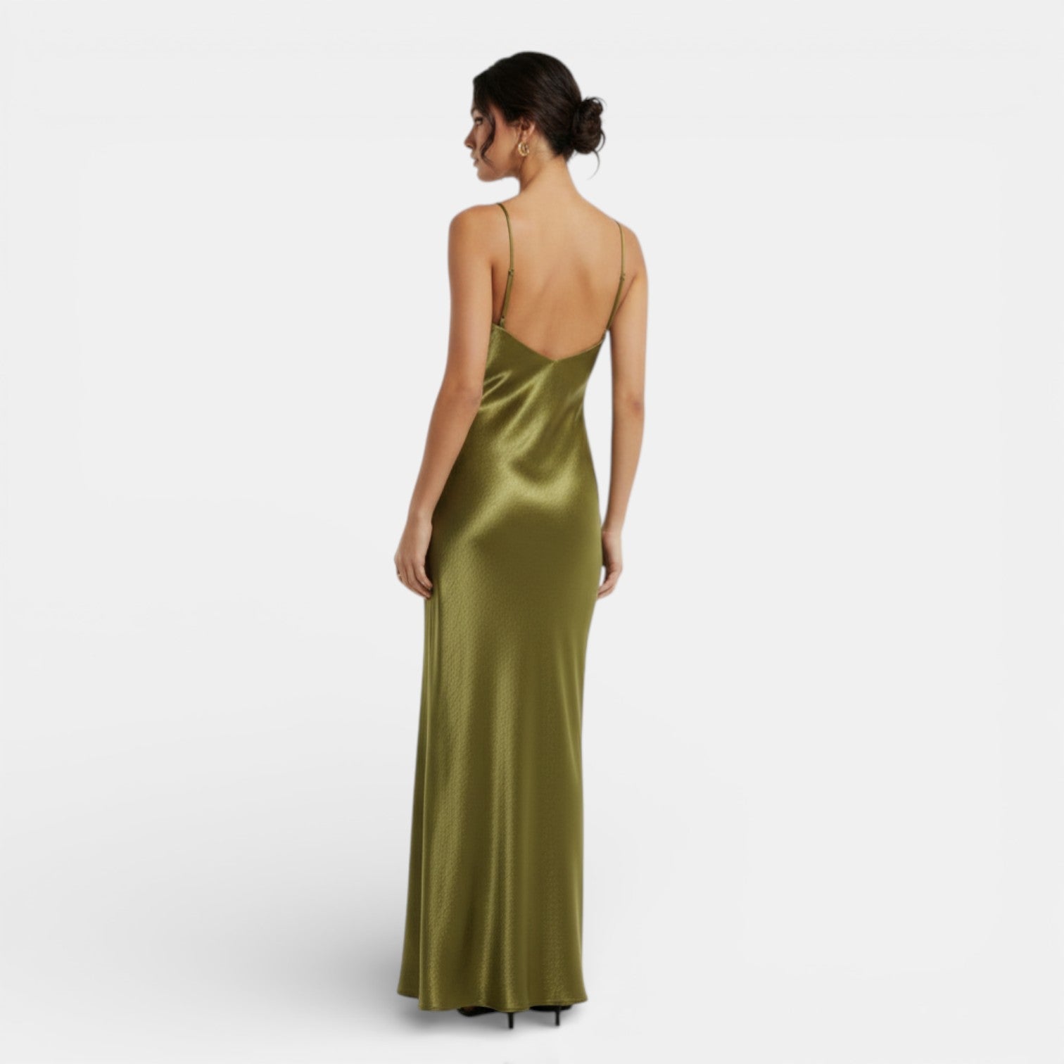 Robe nuisette satinée minimaliste élégante