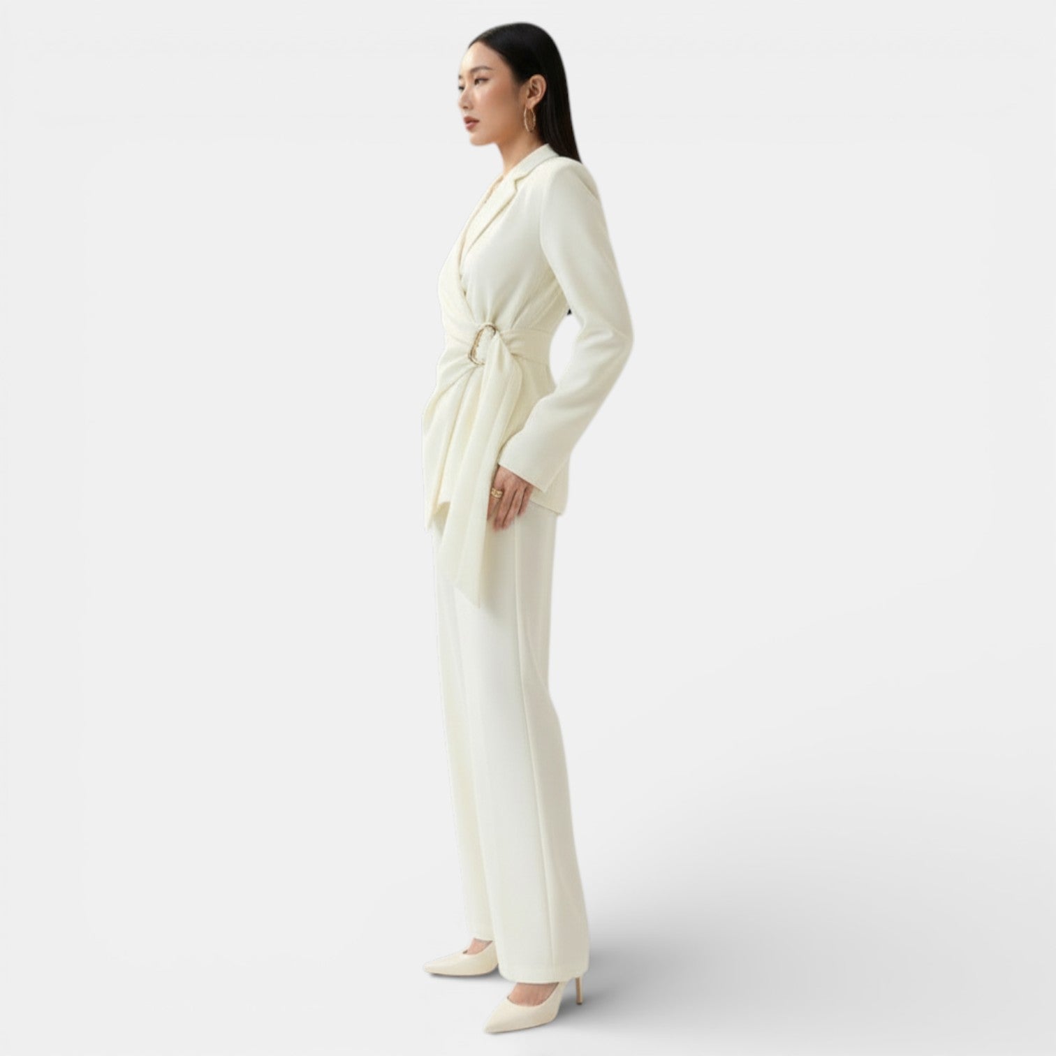 Ensemble tailleur femme, blazer à lacets chic et moderne