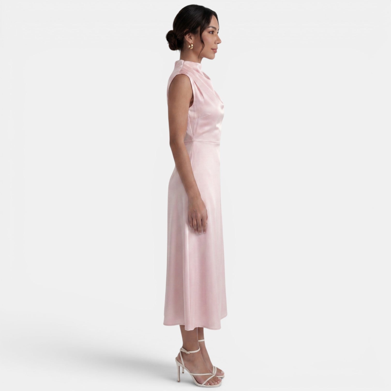 Robe midi élégante et fluide sans manches à col montant