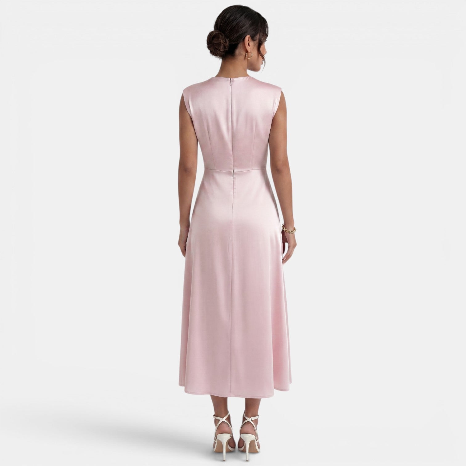 Robe midi élégante et fluide sans manches à col montant