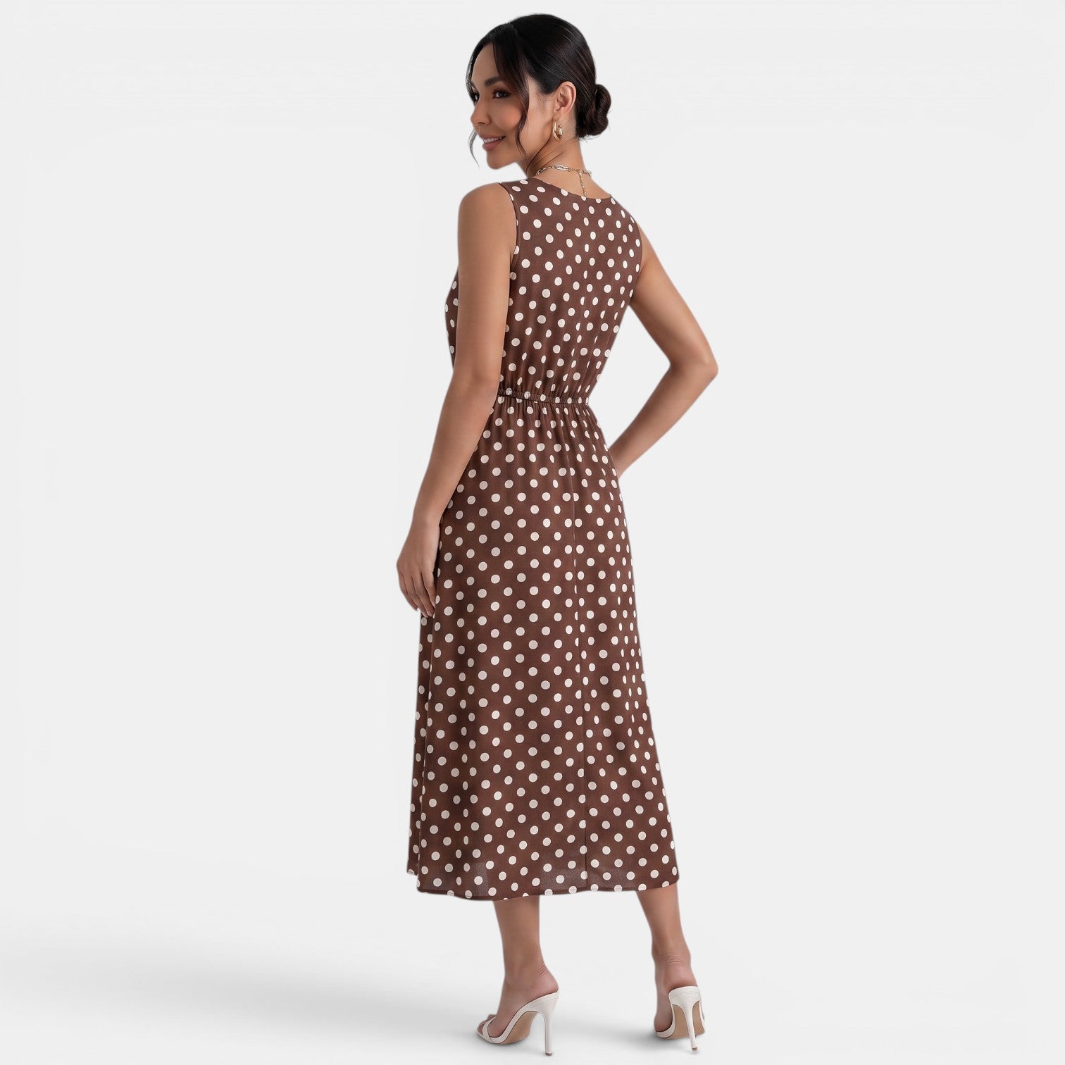 Robe midi à pois d'été sans manches à col rond et coupe trapèze