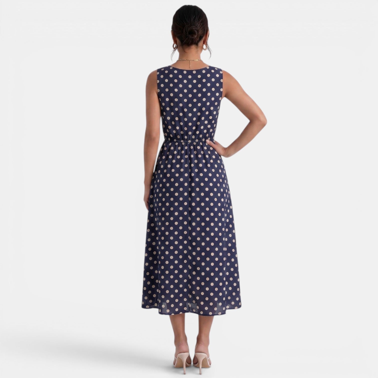 Robe midi à pois d'été sans manches à col rond et coupe trapèze