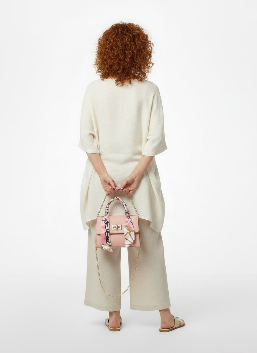 Back pose of the model wearing Sac à main femme