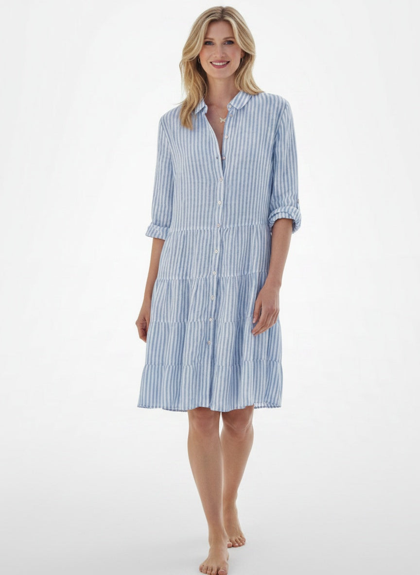 Full body view of the model wearing Robe d'été midi rayée à manches trois-quarts femme