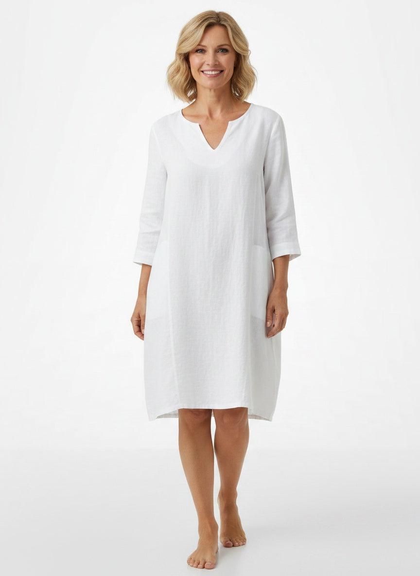 Full body view of the model wearing Robe midi à col en V et manches trois-quarts femme