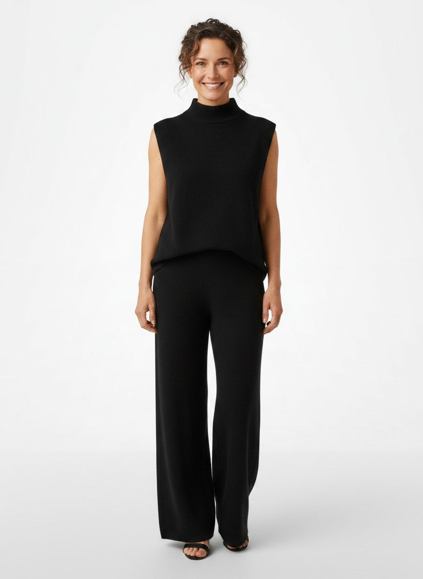 Full body view of the model wearing Combinaison à jambes larges femme